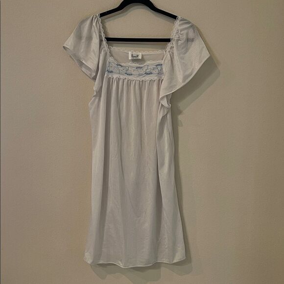 Vintage Paramount New York Night Gown - Picture 3 of 6